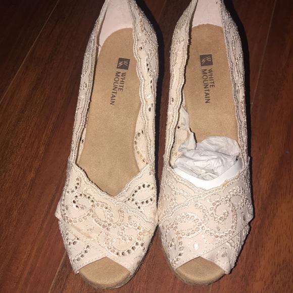 White Mountain Lace Wedges - Picture 2 of 3